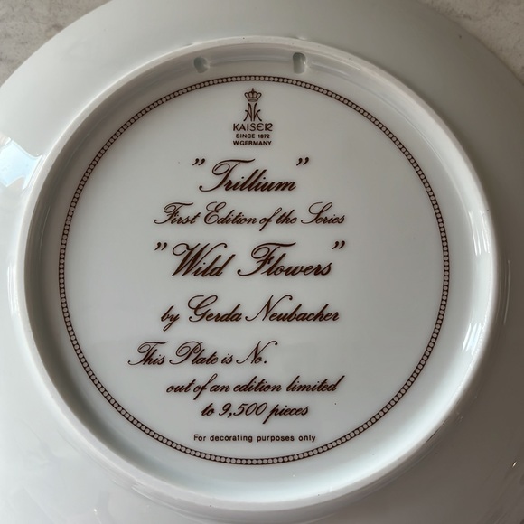 Kaiser Porcelain | Vintage Collectors Plate | Trillium | Canadian Artist - Picture 2 of 5